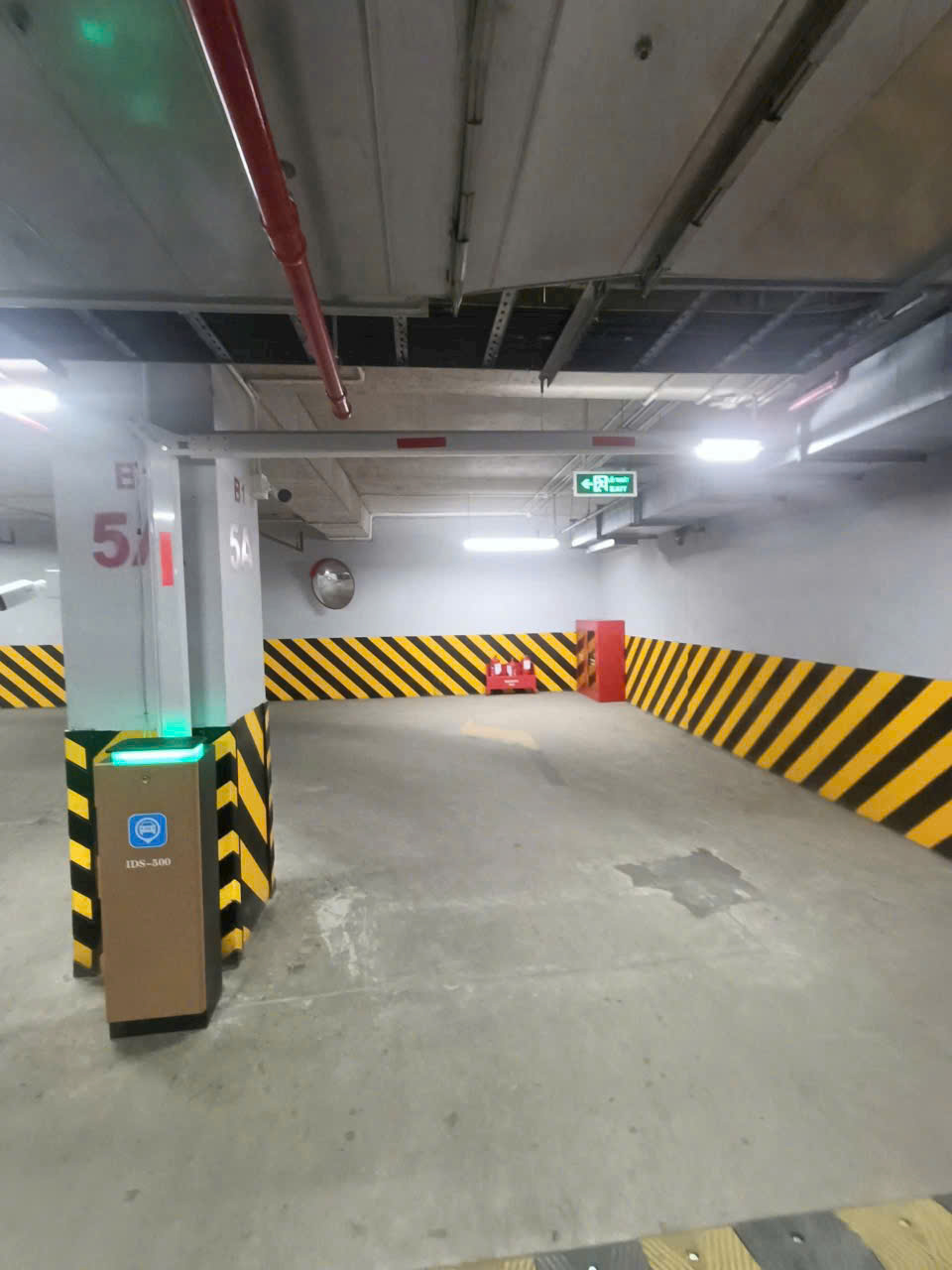 Cột bảo vệ bãi đỗ xe ngầm với trụ chống va đập sơn vàng đen và đèn báo hiệu xanh LDS 300